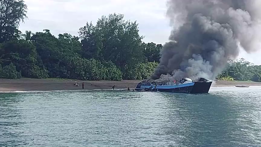 Al menos siete personas fallecen en el incendio de un ferry en Filipinas