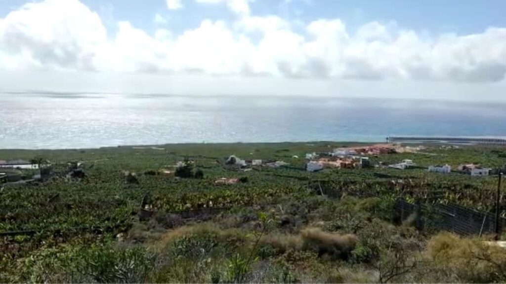 Más de 200 personas se manifiestan contra la nueva carretera de la costa en La Palma