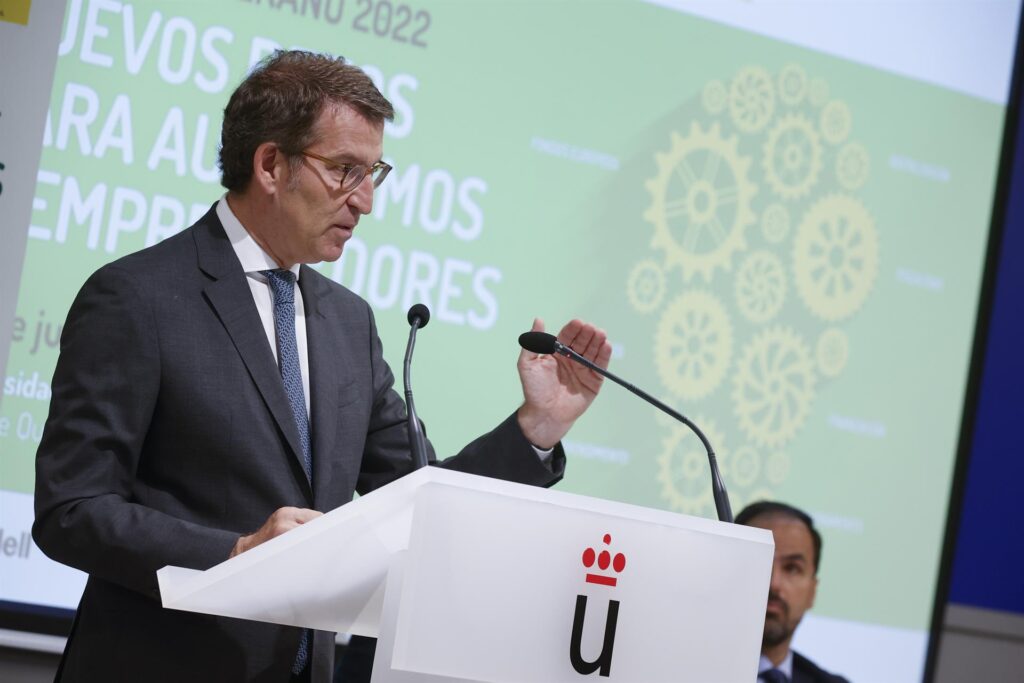 El presidente del PP, Alberto Núñez Feijoó interviene en los cursos de verano de la Asociación de Trabajadores Autónomos (ATA), este martes en Madrid. EFE/ Javier Lizon
