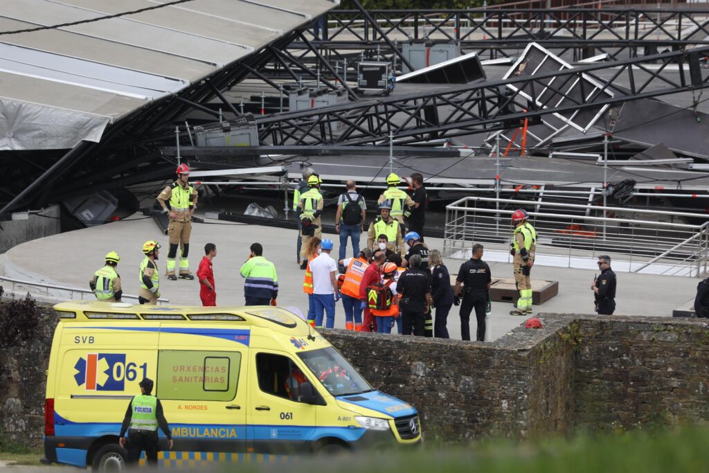 Varios trabajadores atrapados al caer un escenario en Santiago de Compostela 