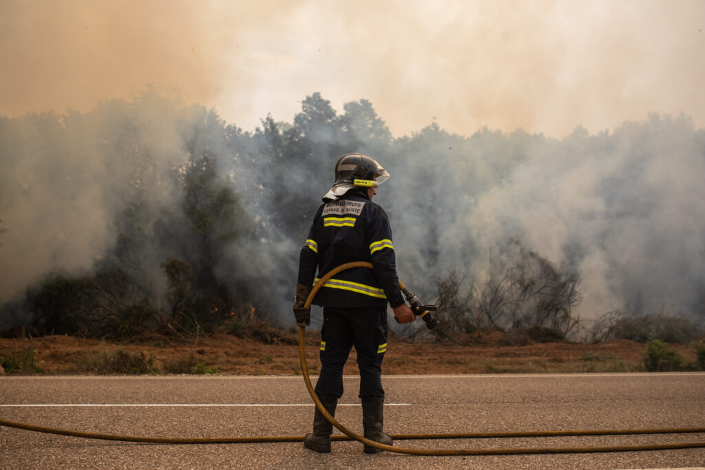 Medios aéreos vuelven al incendio de Zamora, que desaloja ya 14 poblaciones