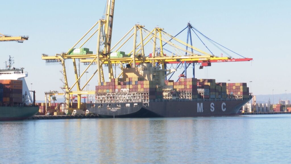 La Eurocámara aprueba eximir al tráfico marítimo de Canarias de pagar el 45% de los derechos de emisiones