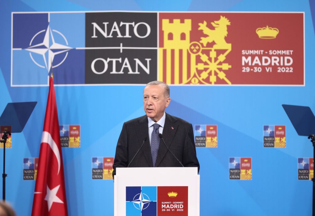 Erdogan amenaza con frenar la entrada de Suecia y Finlandia en la OTAN si no cumplen sus "promesas