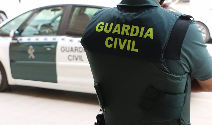 La Guardia Civil investiga un delito de abandono de menores en Gran Canaria • Agente fuera de servicio detecta a un bebé sólo en el interior de un vehículo estacionado
