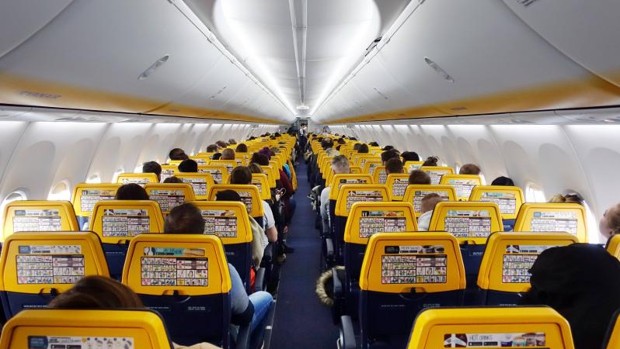 Cabina de pasajeros de Ryanair. Programación desde Tenerife Sur 