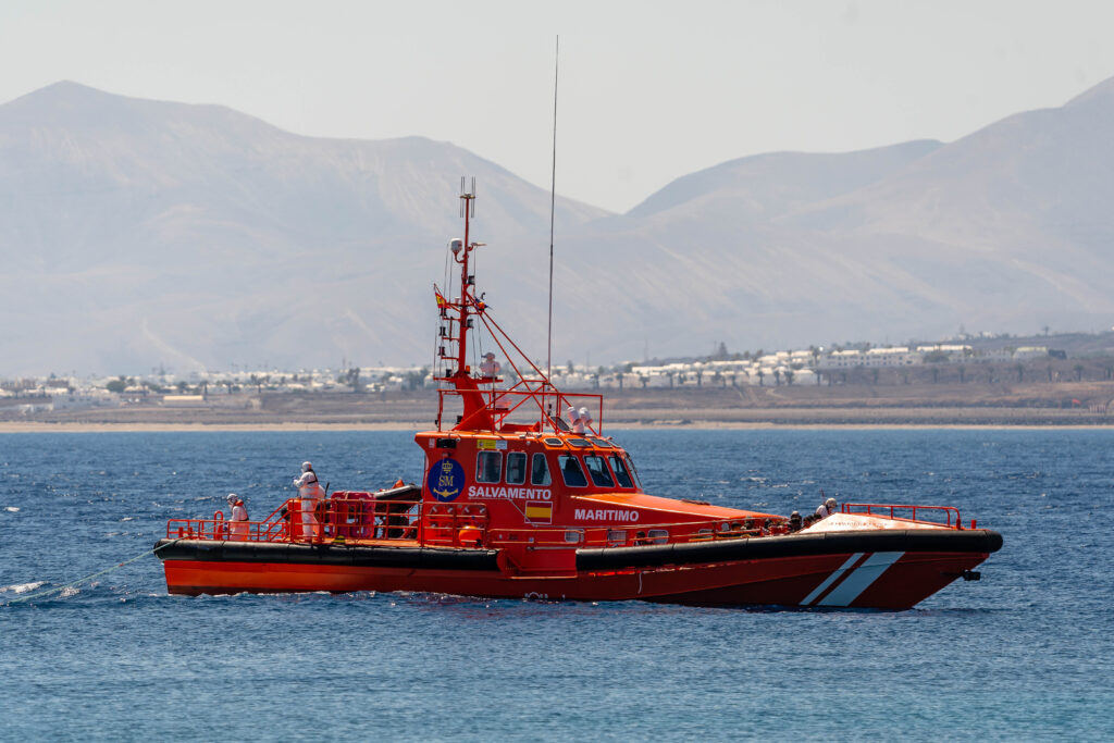 Rescatan a un centenar de personas a bordo de dos pateras y una neumática al nordeste de Lanzarote