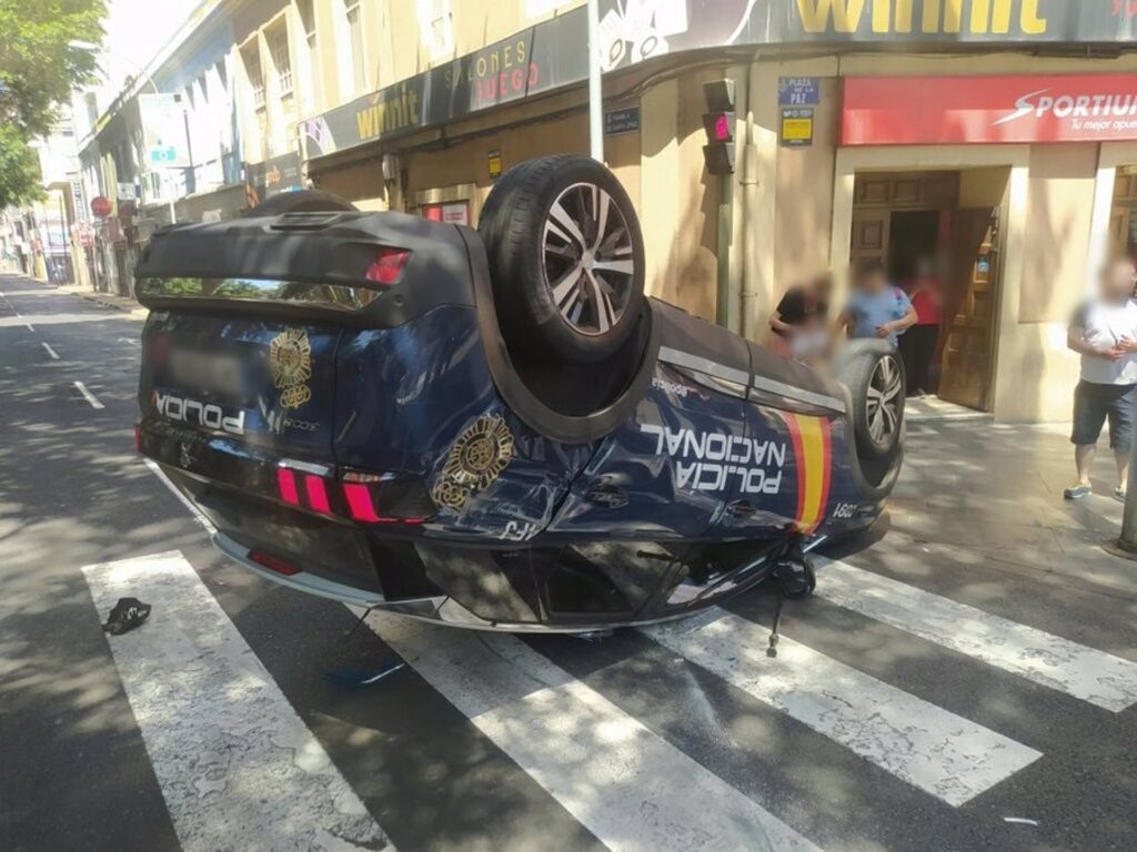 Vuelca un coche de la Policía Nacional tras ser embestido por un conductor sin carné en Tenerife