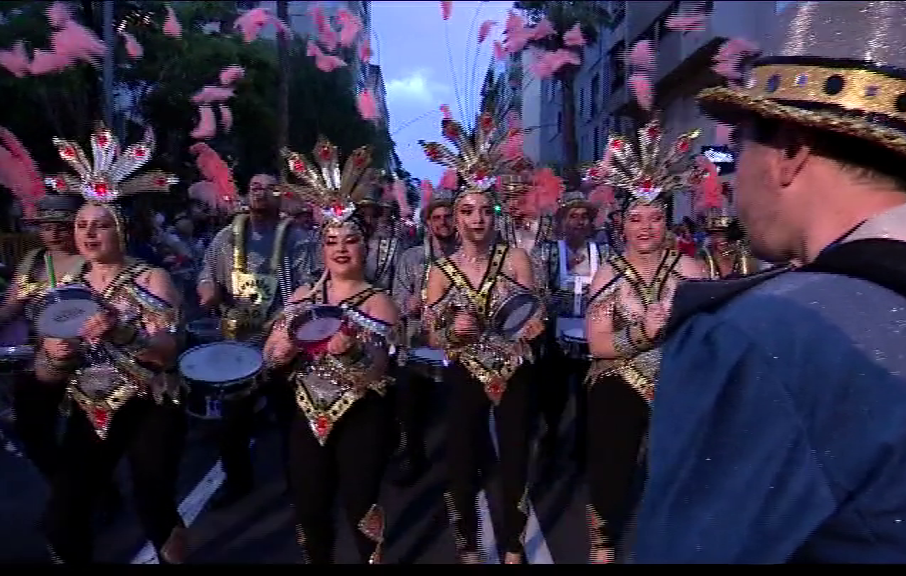 La Cabalgata Anunciadora dio inicio al carnaval en la calle en Santa Cruz