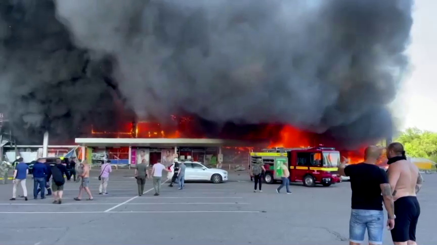 Ucrania denuncia un ataque ruso sobre un centro comercial con un millar de civiles en Kremenchuk