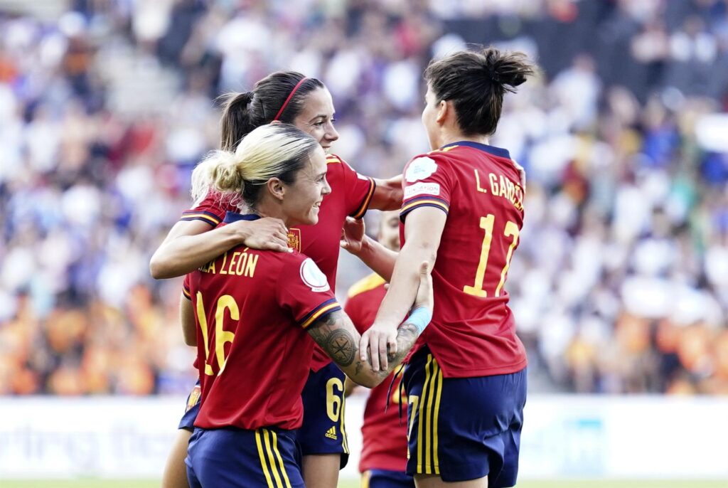 España remonta para golear ante Finlandia (4-1)
