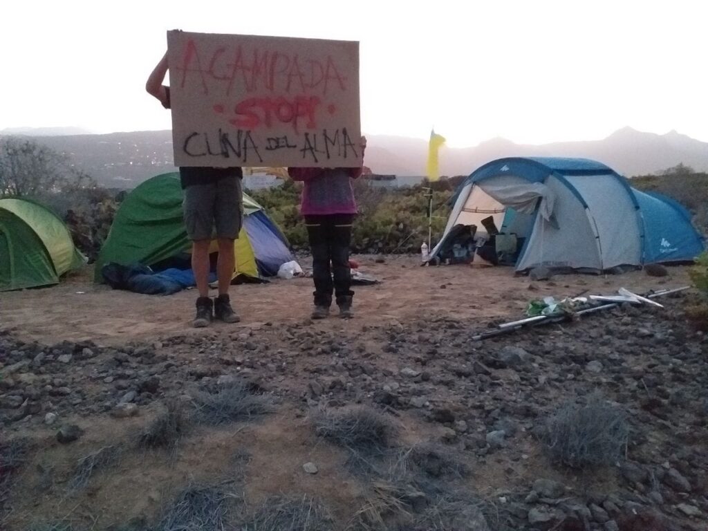 Campistas en lafinca donde se construye la urbanización Cuna del Alma