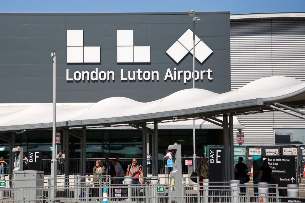 Reino Unido suspende los vuelos en el aeropuerto de Luton después de que el calor levantase la pista