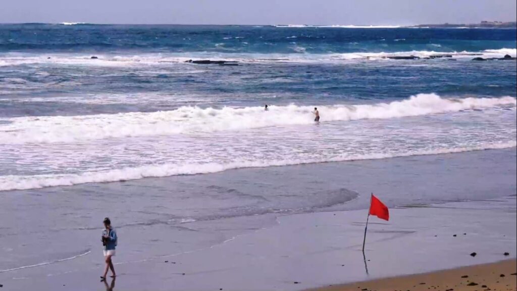 Imagen archivo playa con bandera roja 