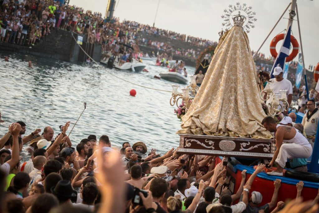 Emoción en la procesión y embarcación de la Virgen del Carmen