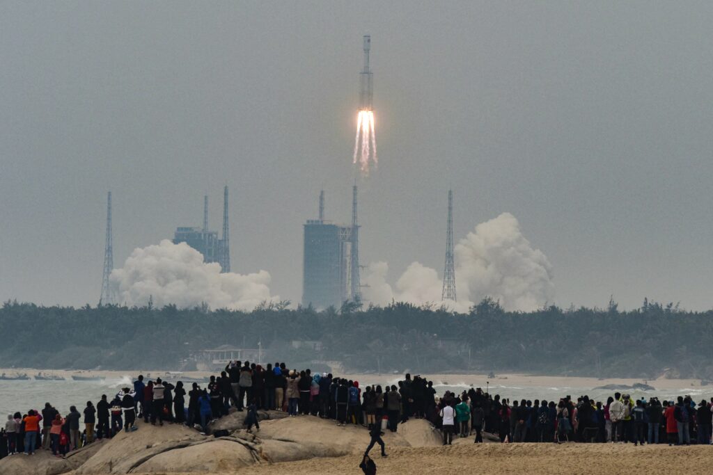 China confirma la caída a tierra de los restos del cohete 5B-Y3 pero niega un "descenso descontrolado"