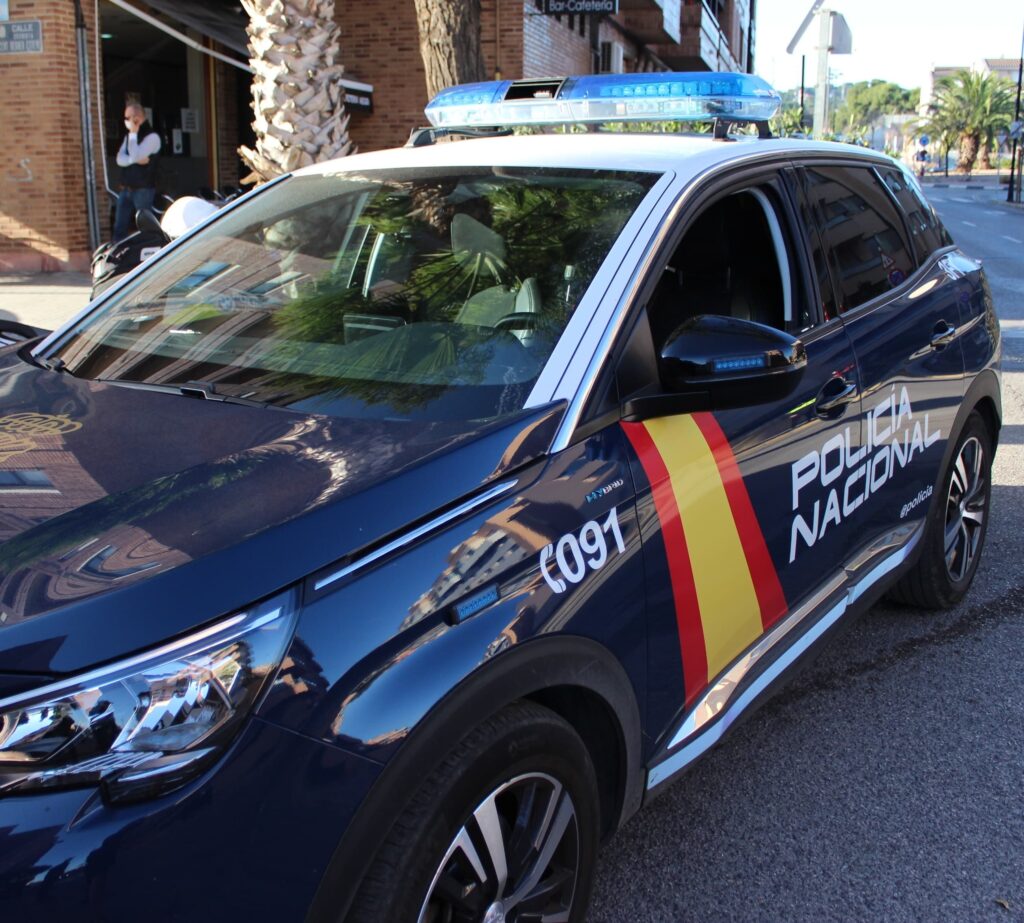 La Policía Nacional ha detenido a una pareja formada por una mujer de 41 años y un hombre de 39, ambos con antecedentes policiales, por un presunto robo con violencia a una paciente de 60 años que iba a pasar consulta al Hospital Universitario de Canarias.
