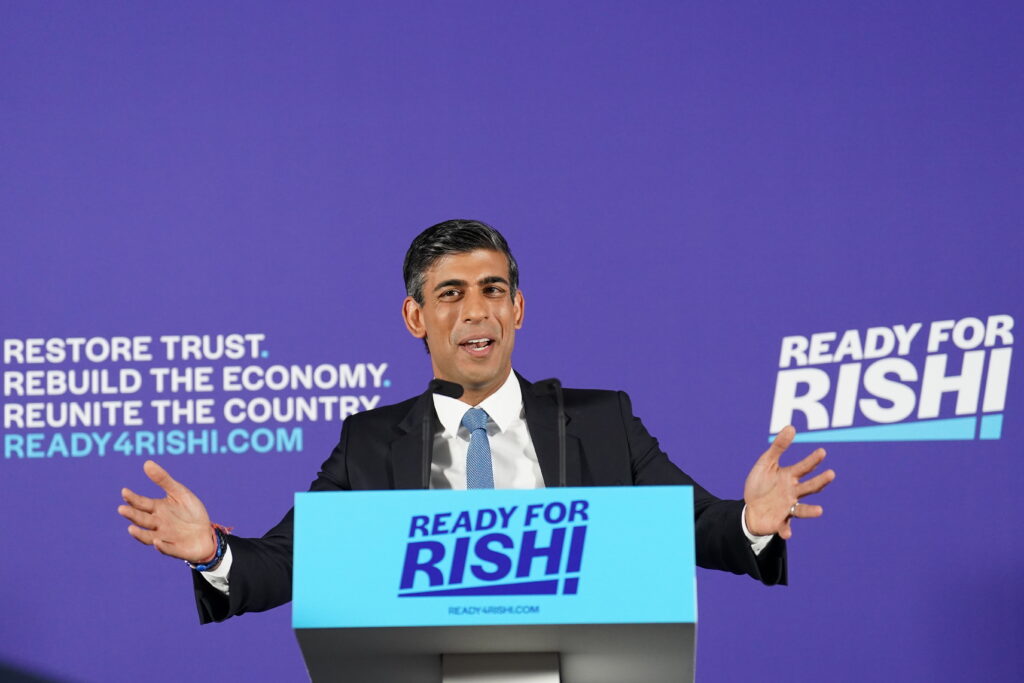 El exprimer ministro de Finanzas Rishi Sunak lidera las votaciones para suceder a Boris Johnson al frente del partido