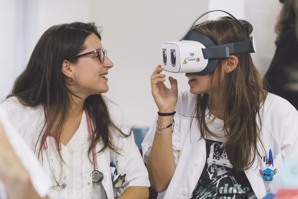 El Materno Infantil utiliza gafas de realidad virtual para disminuir la tensión en Pediatría