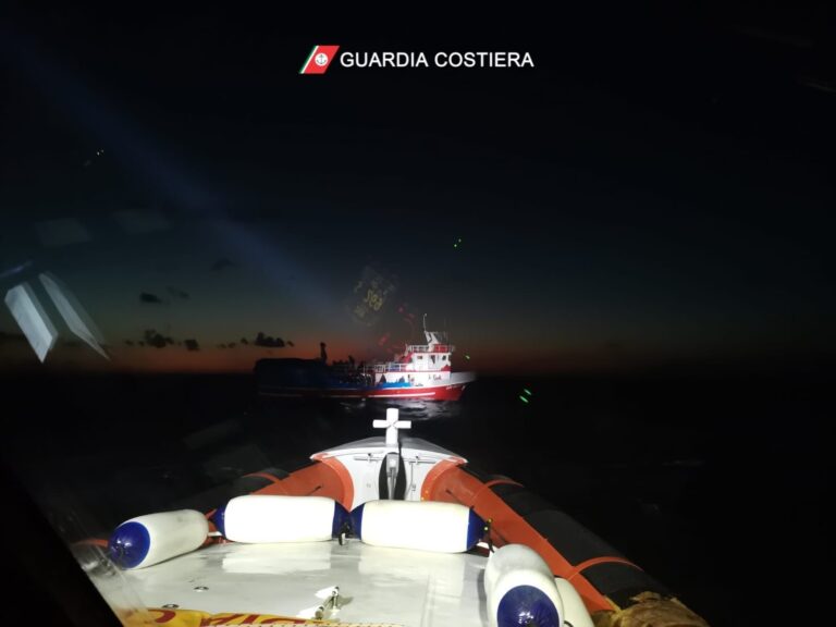 Guardacostas italianos rescatan a más de 670 migrantes en un pesquero a la deriva