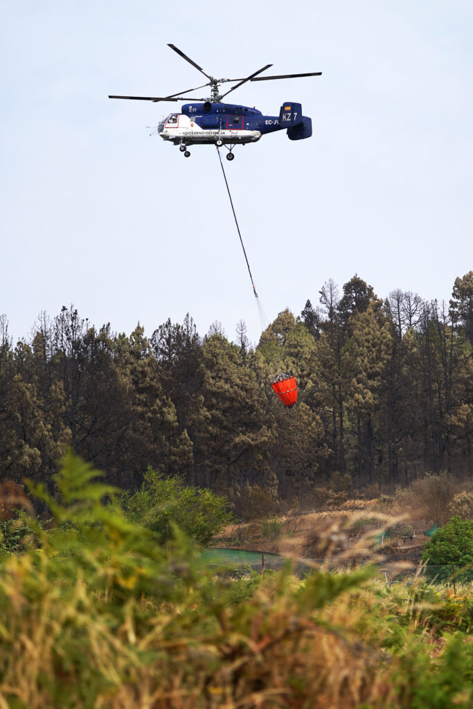 Un helicóptero trabaja en la extinción del incendio forestal en el norte de Tenerife, a 24 de julio de 2022, en Tenerife, Santa Cruz de Tenerife, Canarias, (España).  El incendio forestal que se declaró el pasado 21 de julio en el norte de Tenerife y que afecta a cinco municipios: La Orotava, Los Realejos, San Juan de la Rambla, La Guancha e Icod de los Vinos, continúa sin control y la superficie afectada se estima ya en unas 2.700 hectáreas, en un perímetro de unos 27 kilómetros.