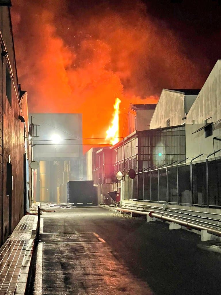 Bomberos trabajan para extinguir incendio en polígono de SC de Tenerife