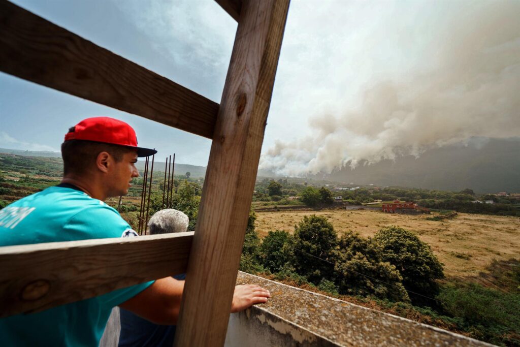 Más de medio centenar de viviendas desalojadas ante la proximidad del fuego 