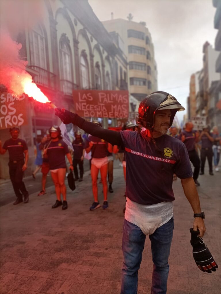 Los Bomberos de Las Palmas de Gran Canaria se manifiestan para protestar por su situación