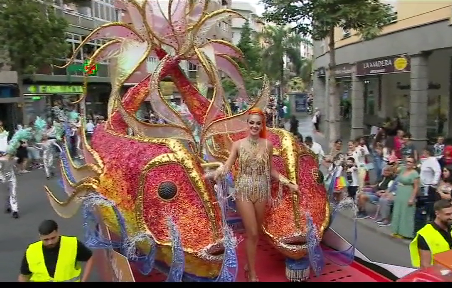 El Desfile de los Grupos de Carnaval de Las Palmas de Gran Canaria abre la fiesta en la calle