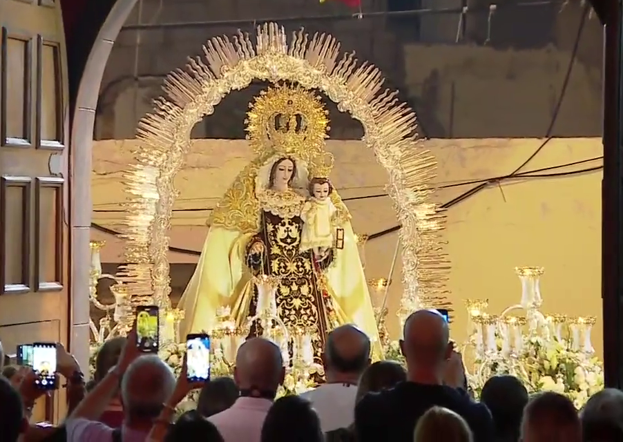 La Virgen del Carmen se reune con sus fieles en la Procesión de la Aurora de La Isleta