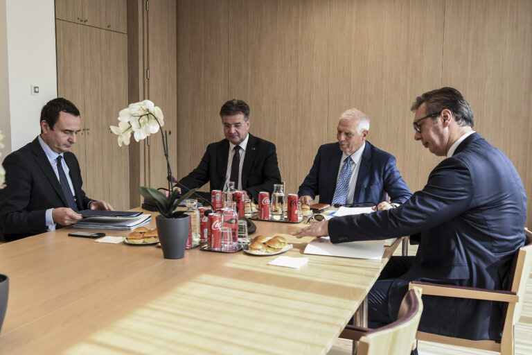 La Unión Europea anuncia un acuerdo entre Serbia y Kosovo para poner fin a la «crisis de las matrículas»
