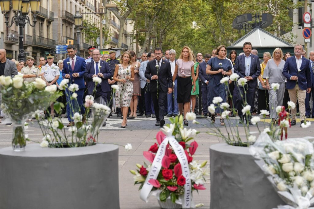 Decenas de independentistas boicotean el homenaje a las víctimas del 17A