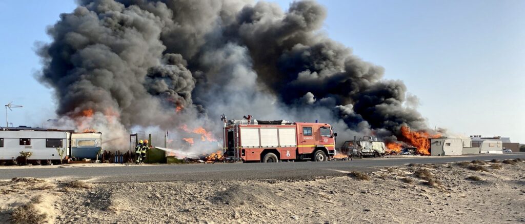 Un incendio afecta a una zona de caravanas en Fuerteventura