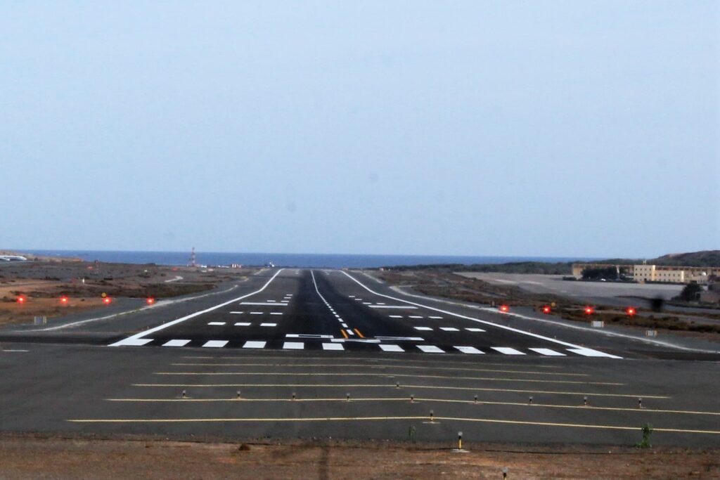 Los aeropuertos de Canarias reciben 3,89 millones de pasajeros en julio, un 1,8% más que en 2019