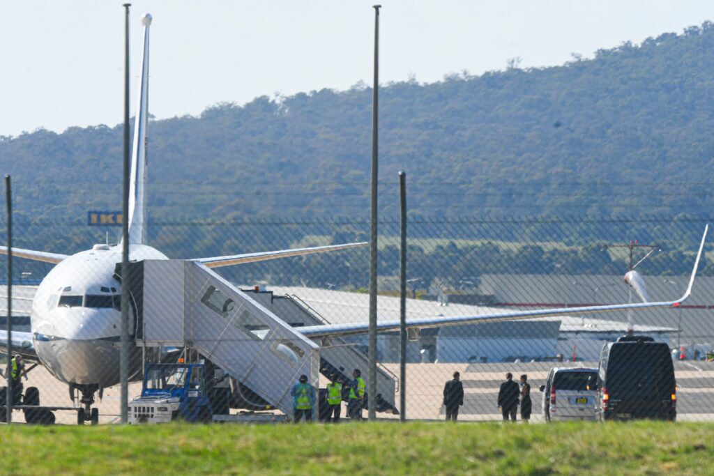 Evacúan el aeropuerto de Canberra, en Australia por un tiroteo