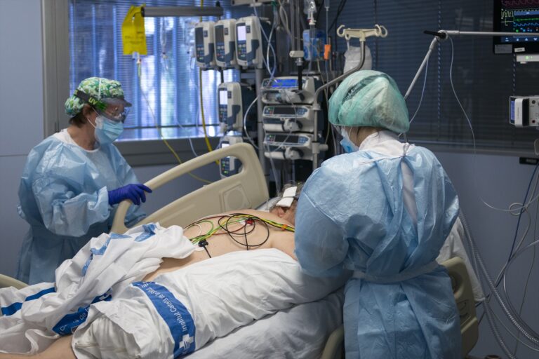 Los hospitalizados por COVID-19 caen un 18,6% en Canarias en la última semana