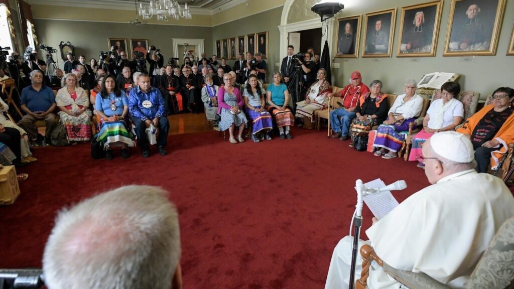 El Papa Francisco, a través de su cuenta oficial de Twitter, ha puesto en valor este martes el "valioso sentido de familiaridad y comunidad" que, a su juicio, "es tan genuino" de los pueblos indígenas.