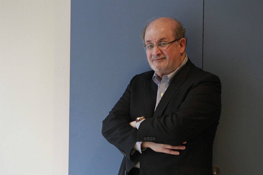 Atacan a Salman Rushdie durante un evento en Nueva York