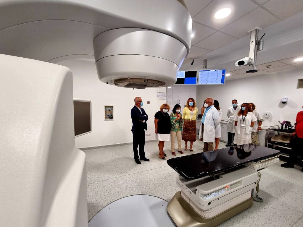 Darias anuncia 38,5 millones para alta tecnología en los hospitales canarios