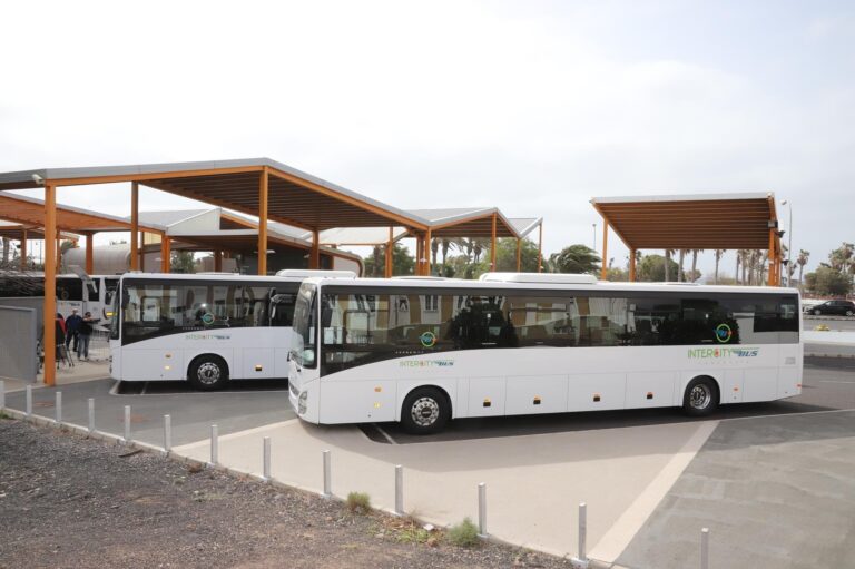 Refuerzan este fin de semana el servicio de taxis y guaguas por las Fiestas de Famara