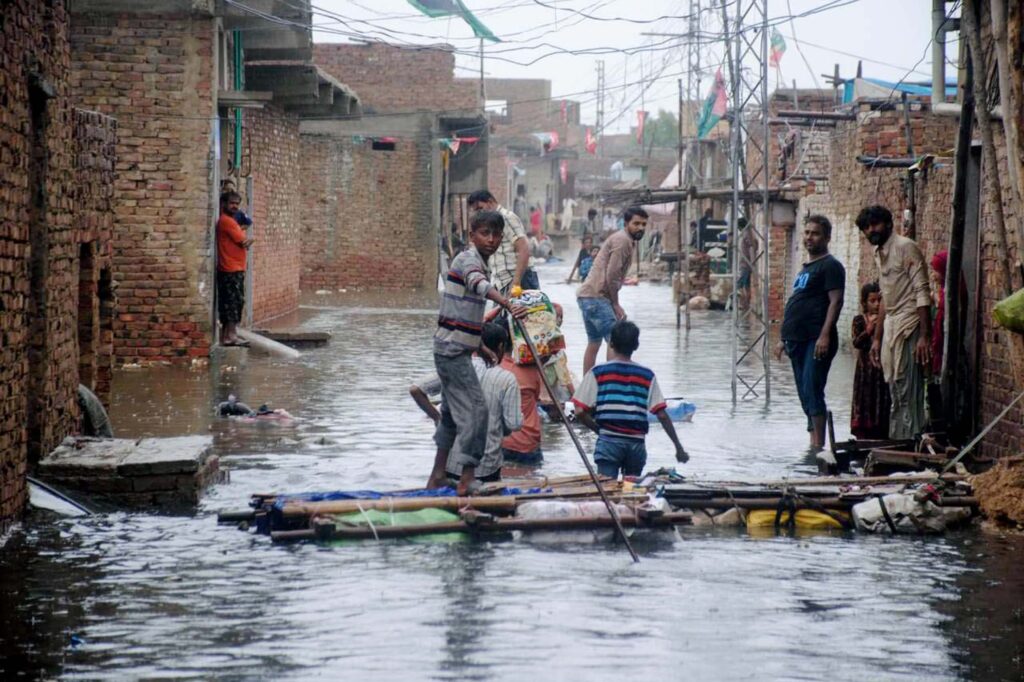 Las inundaciones en Pakistán dejan ya más de 1.000 muertos en medio de un escenario catastrófico