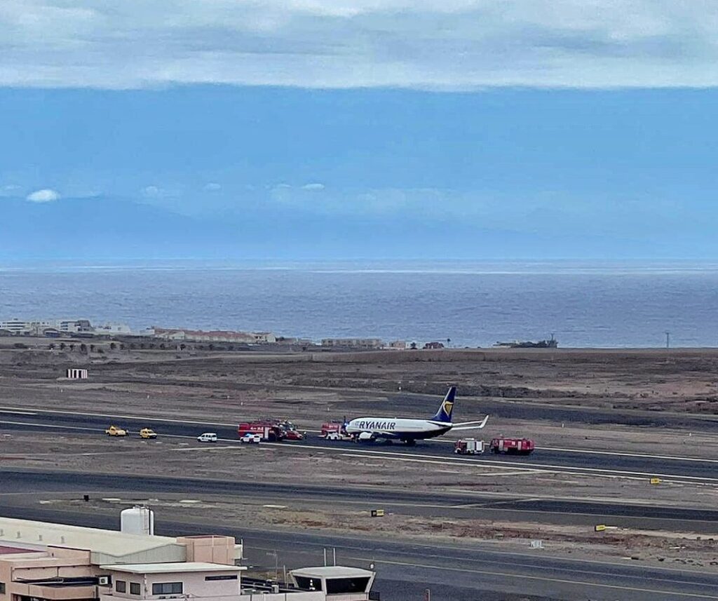 El aborto de un despegue bloquea una pista del Aeropuerto de Tenerife Sur provocando demoras y desvíos de vuelos