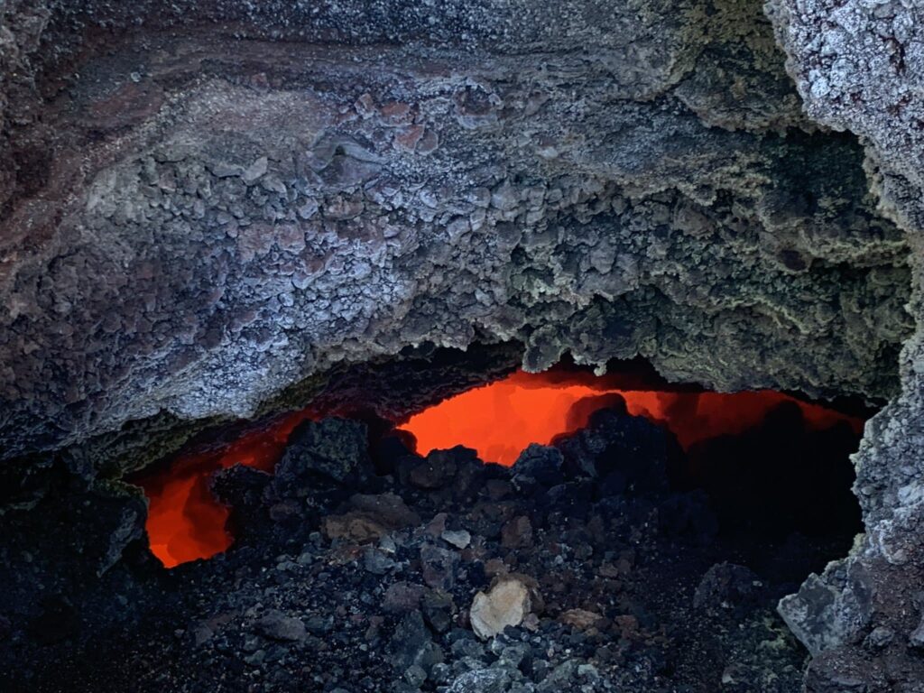 ¿Por qué permanecen incandescencias y temperaturas de 1.000 grados en el volcán de La Palma?