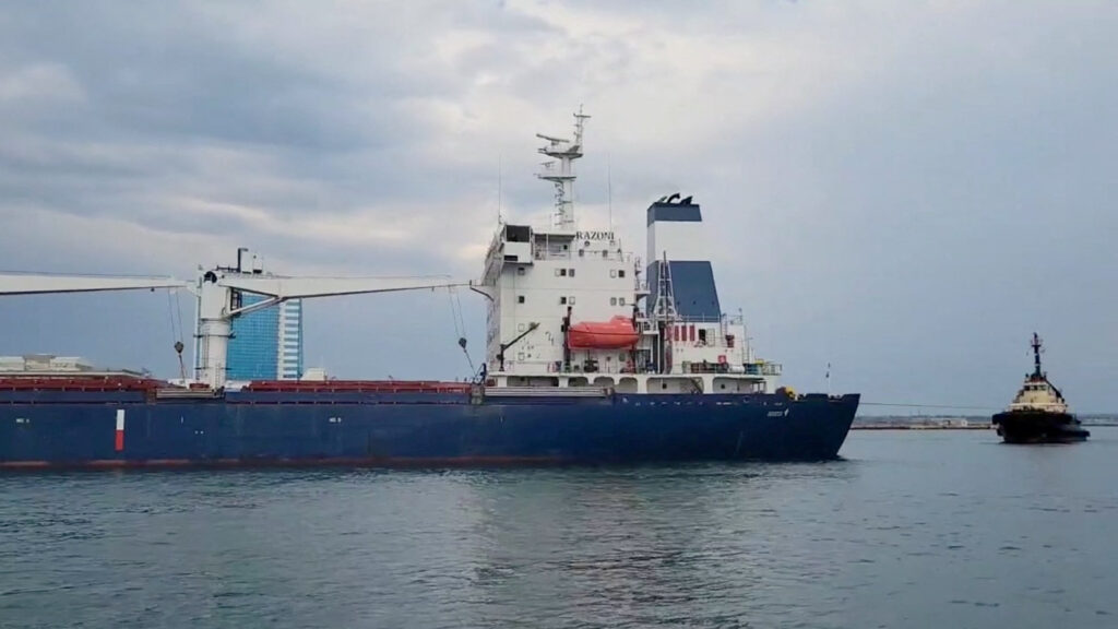 Sale del puerto de Odesa el primer barco con grano desde el inicio de la guerra