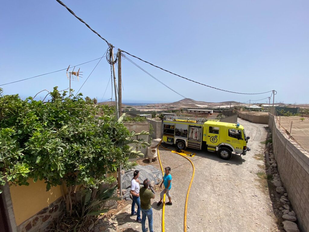 Bomberos de Gran Canaria trabajan en un incendio en Agüímes, en la zona de Las Rosas Viejas
