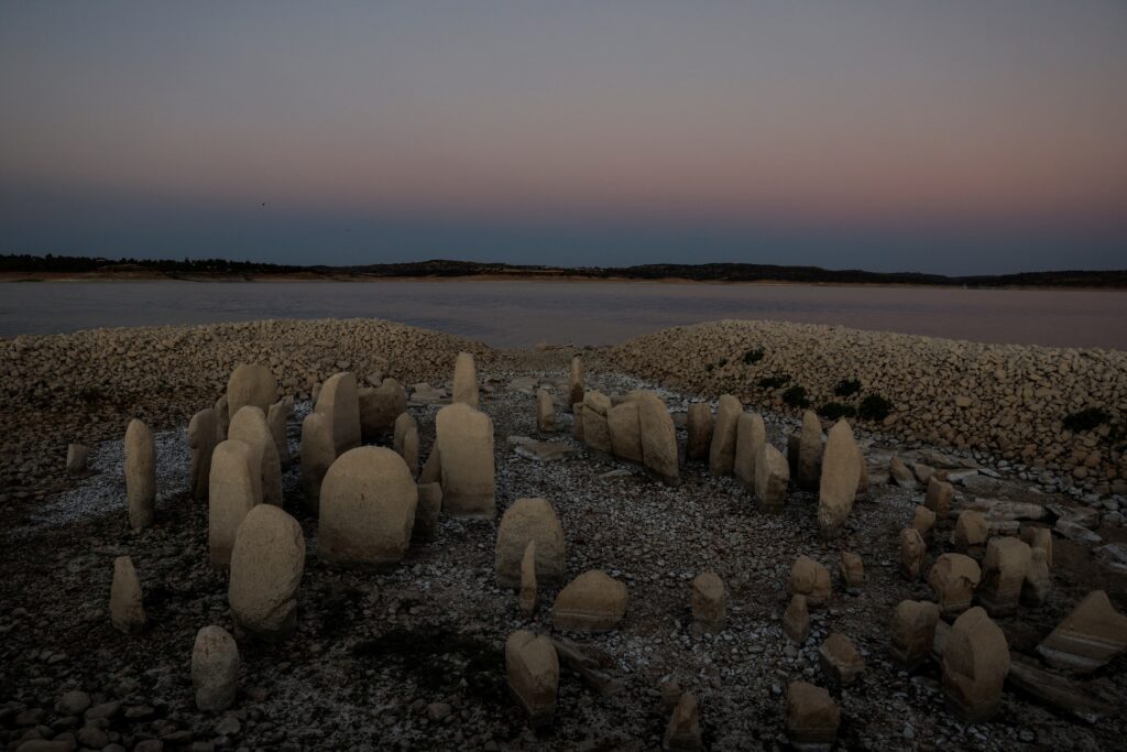 La sequía deja al descubierto el 'Stonehenge español', un yacimiento megalítico oculto bajo el agua. REUTERS