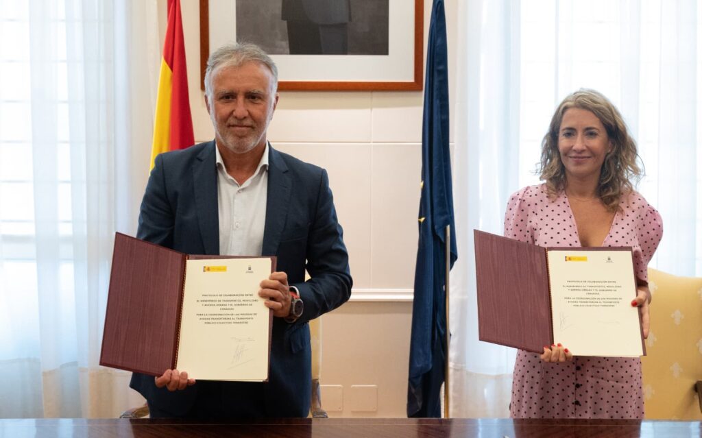 Torres y Raquel Sánchez firman el protocolo para bonificar el transporte en Canarias
