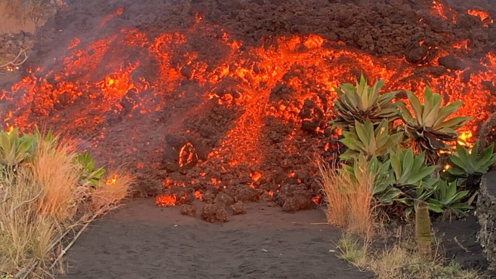 ¿Por qué permanecen incandescencias y temperaturas de 1.000 grados en el volcán de La Palma?