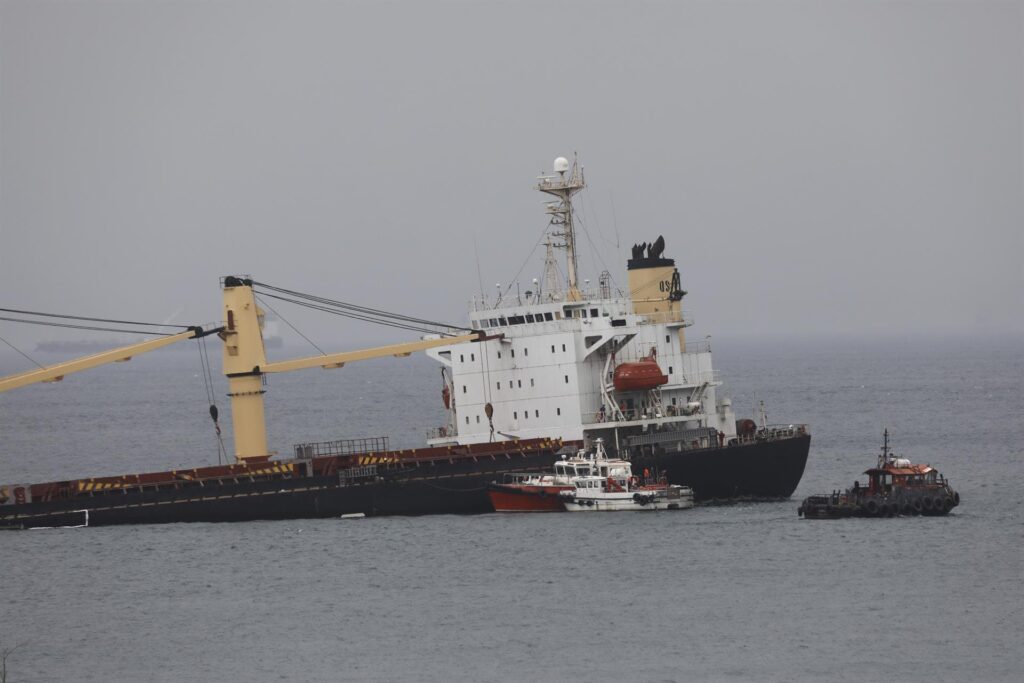 Los buzos analizan el casco del buque accidentado en Gibraltar