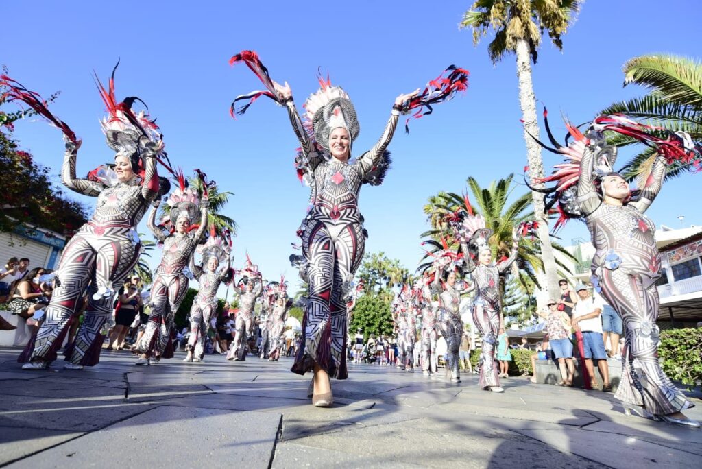 Puerto de la Cruz pone fin a su Carnaval de Verano con el desfile del Coso