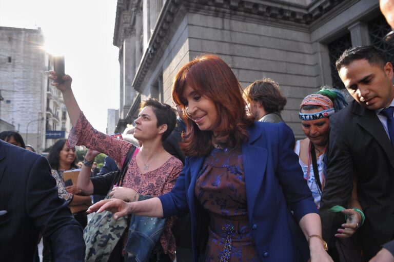 Detenido un hombre por apuntar con un arma a la cabeza de Cristina Fernández de Kirchner